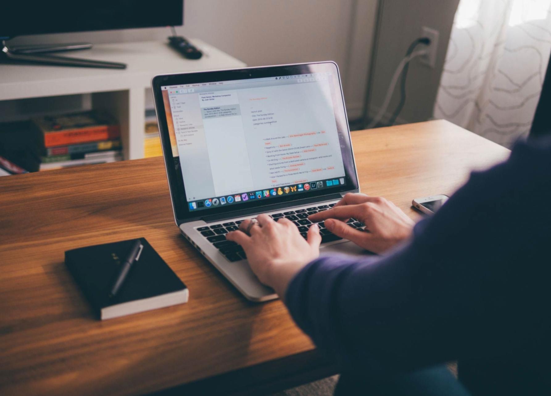 Équipe professionnelle accompagnant la mise en œuvre des recommandations